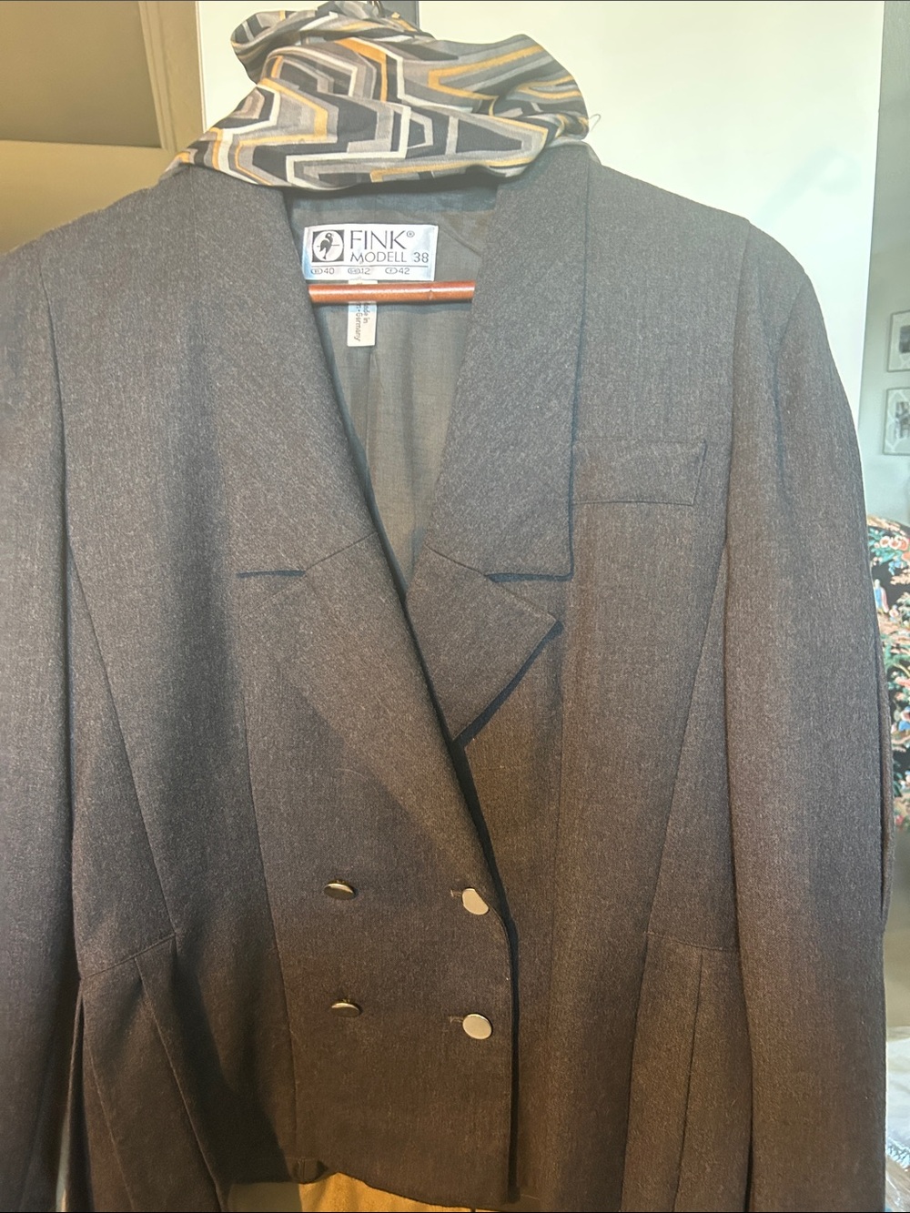 FINK MODELL Dk grey tweed Blazer. Pleated accordion side pleats, sleeve details